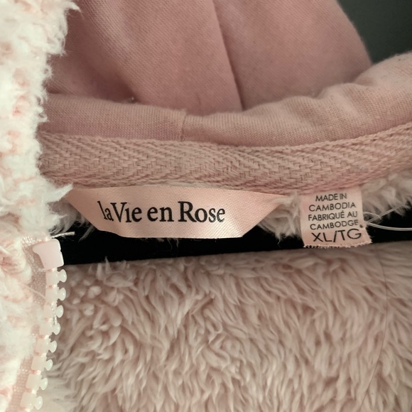 Fuzzy longe wear hoodie - Picture 3 of 3